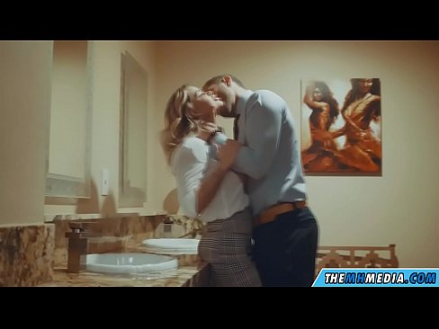 ❤️ जब एक बस्टी ब्लोंड आपको पब्लिक टॉयलेट में बहकाती है फूहड़ hi.libporno.ru पर  ❤